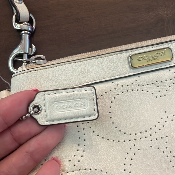 Coach cream leather wristlet - Picture 3 of 4